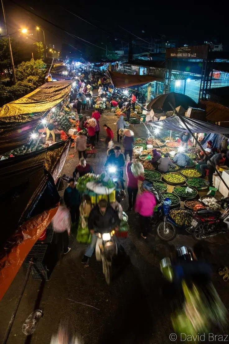 Long Bien Night Market — Hanoi, Night farmers' market · peak 2:00–4:00