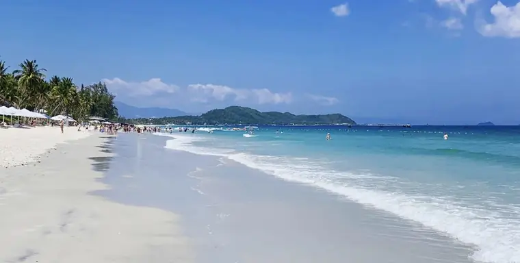 Doc Let Beach — Nha Trang, White sand · shallow water