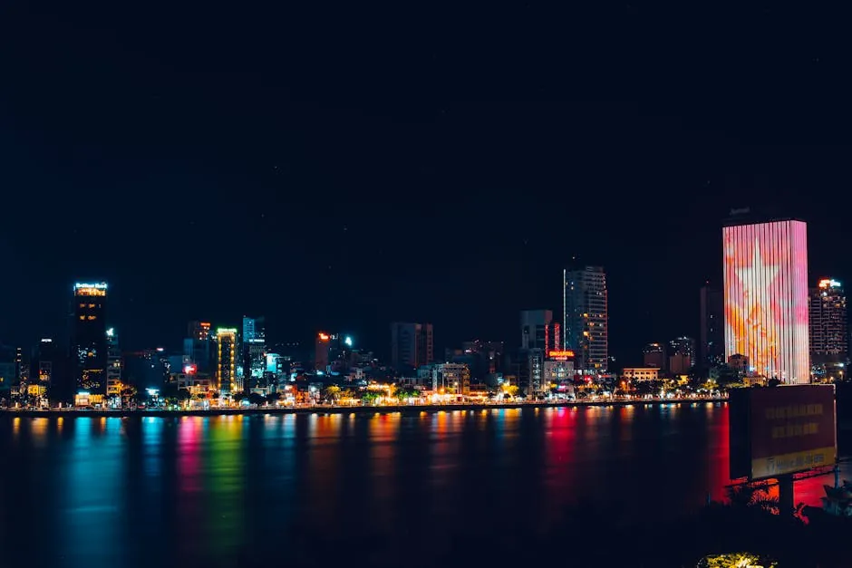Мост через реку Han в Da Nang ночью — дом, милый дом после долгого дня визарана