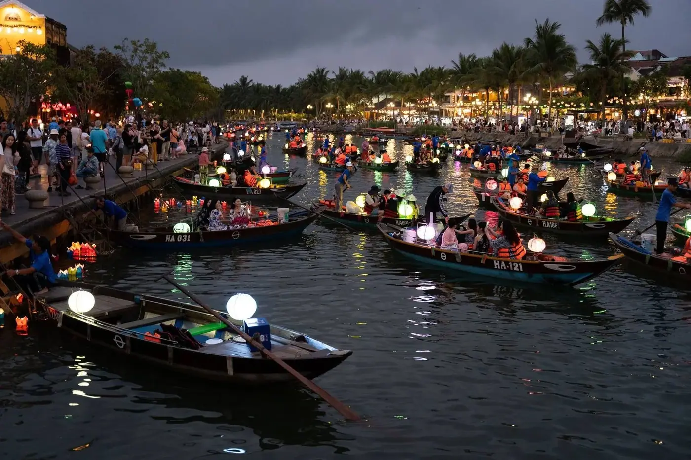Crowded evening of lantern boats on Hoi An’s Thu Bon river