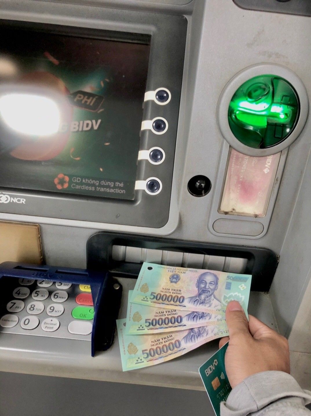 Снятие наличных в банкомате BIDV во Вьетнаме — купюры 500,000 VND