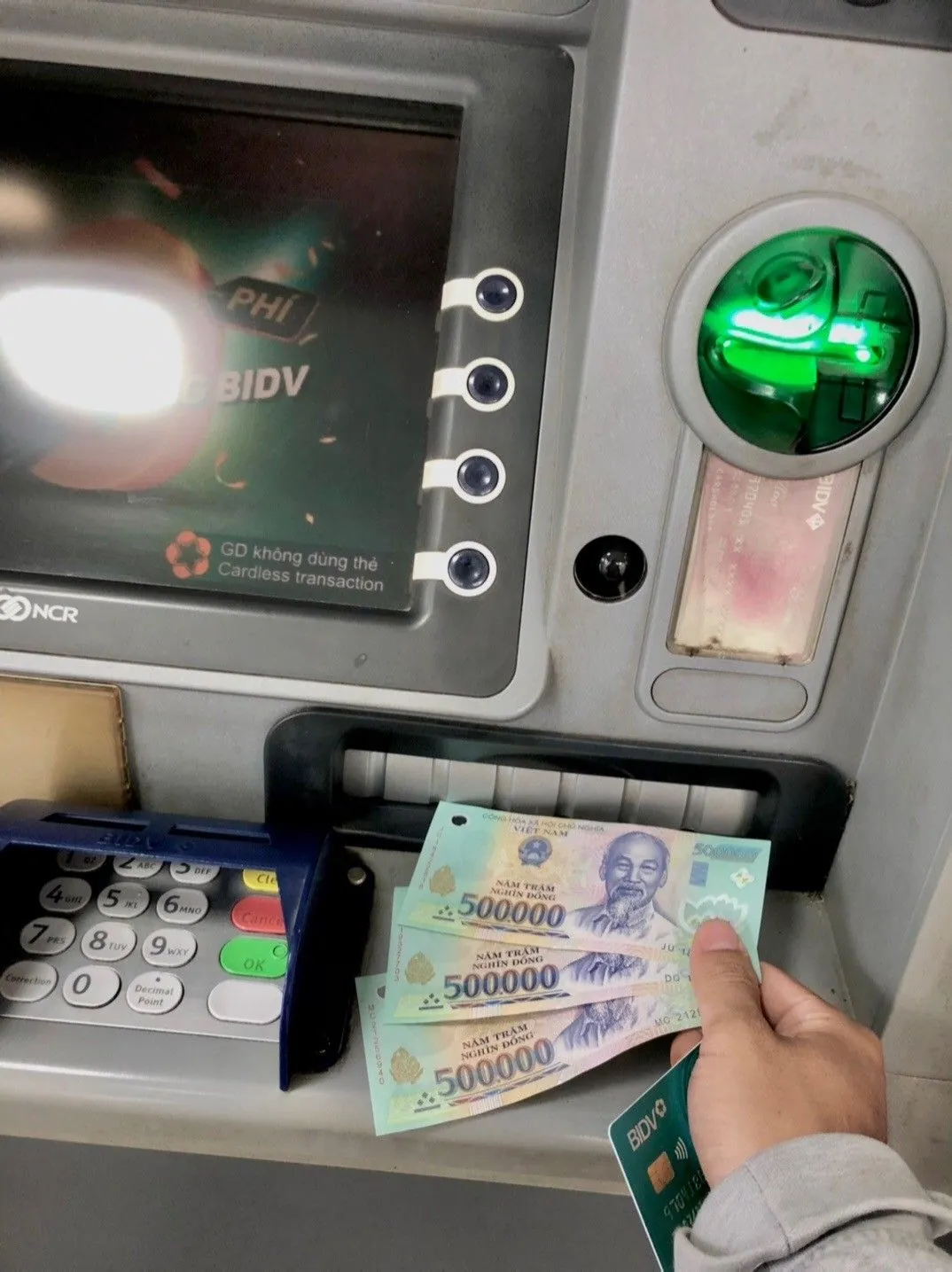 Снятие наличных в банкомате BIDV во Вьетнаме — купюры 500,000 VND