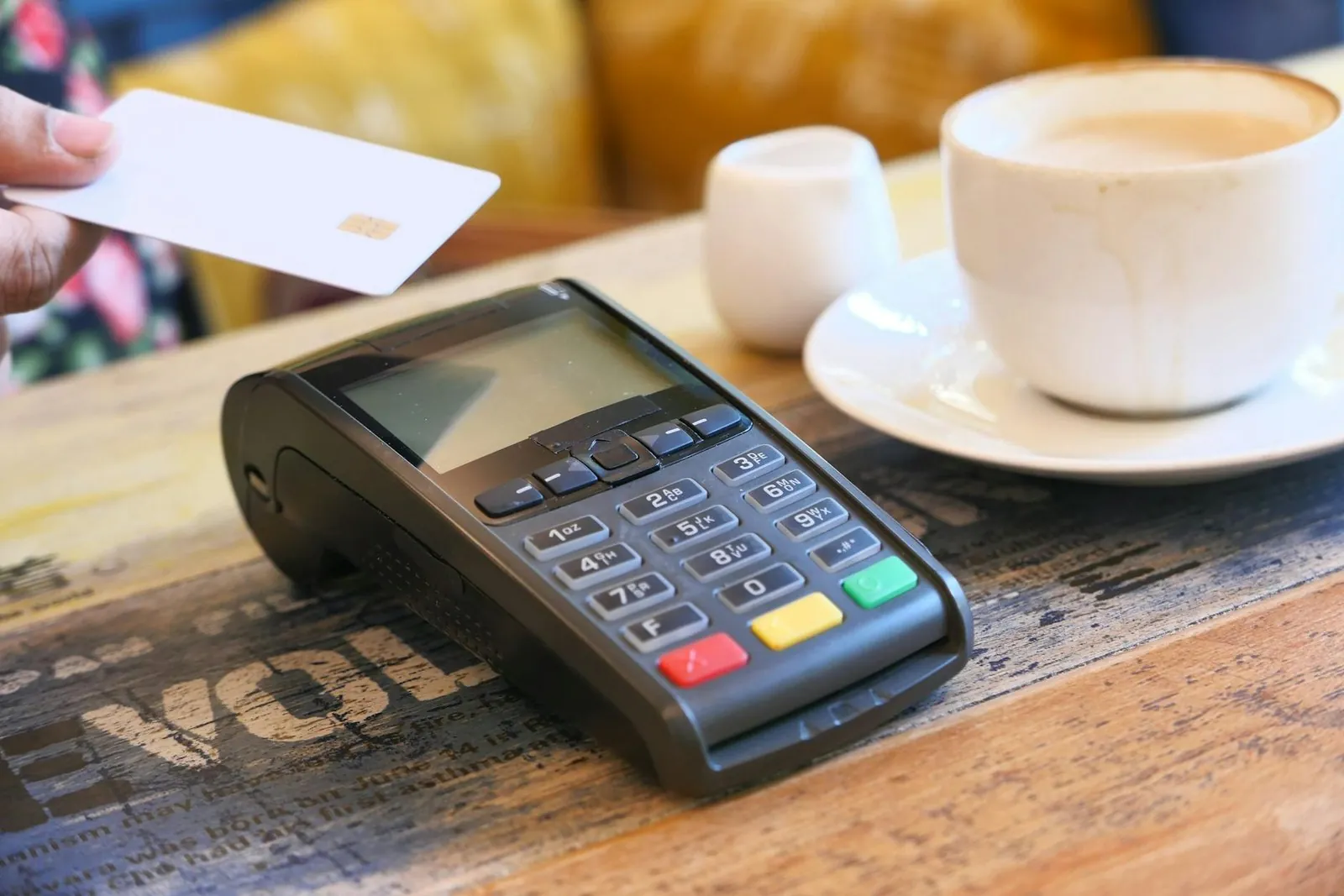 Бесконтактная оплата картой через POS-терминал в кафе