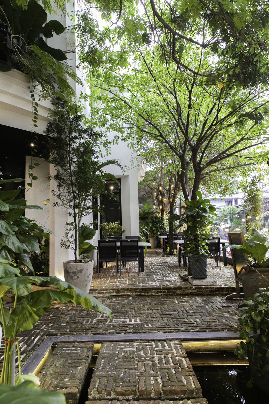 Leafy garden cafe with tables in Da Nang