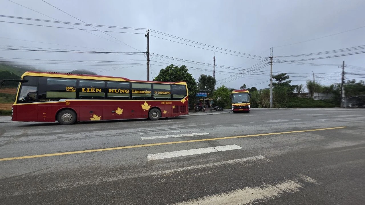 Tour buses parked at a crossroad in Vietnam