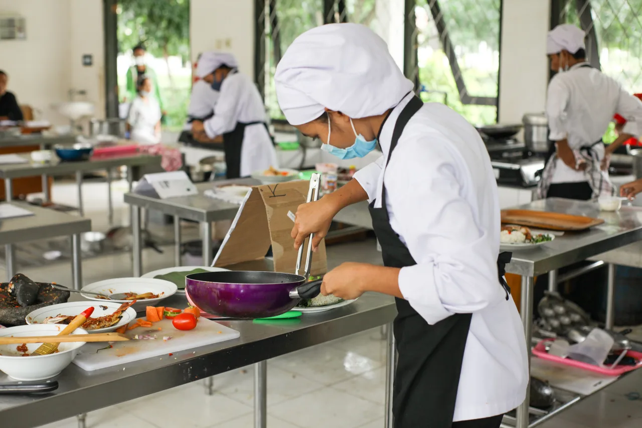 Group cooking class with instructor in Vietnam kitchen