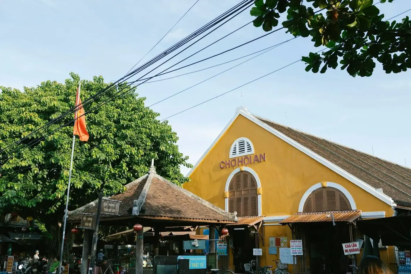 Cho Hoi An market building advertising cao lau and mi quang noodles
