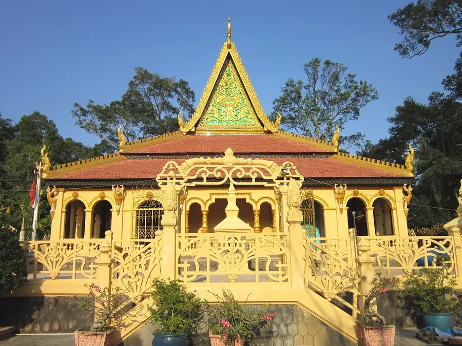 Жёлтая кхмерская пагода Chùa Âng в Trà Vinh